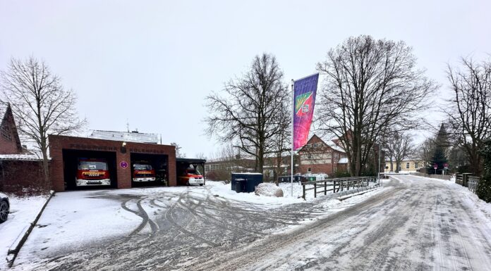 Elterntaxis blockieren Alarmausfahrt der Feuerwehr Kolenfeld – Gefahr für schnelle Hilfe Elterntaxis blockieren Alarmausfahrt: Parkende Eltern behindern Feuerwehrzufahrt, Einsätze verzögern sich. Rücksicht gefordert