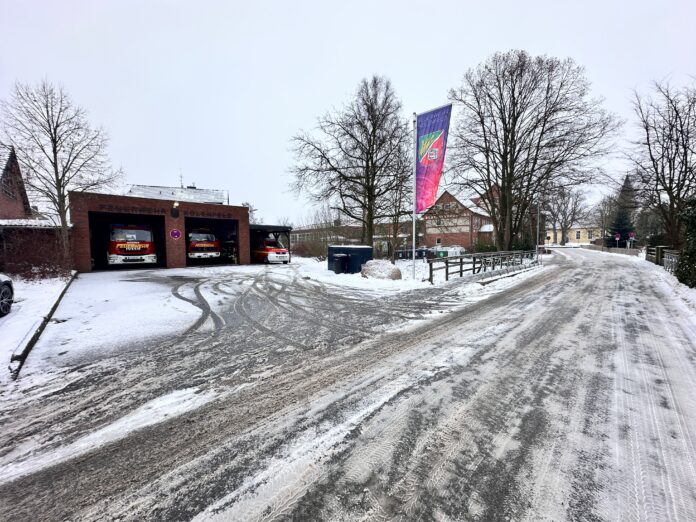 Elterntaxis blockieren Alarmausfahrt: Parkende Eltern behindern Feuerwehrzufahrt, Einsätze verzögern sich. Rücksicht gefordert