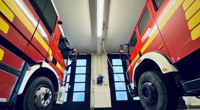 Tote Person nach Wohnungsbrand in Großenheidorn gefunden – Feuer zerstört Küche, Rettungskräfte im Einsatz Tote nach Wohnungsbrand gefunden: In verruester Wohnung entdeckt; Kueche zerstört. Feuerwehr und Polizei ermitteln zur Ursache