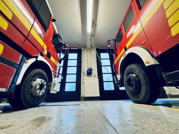 Tote nach Wohnungsbrand gefunden: In verruester Wohnung entdeckt; Kueche zerstört. Feuerwehr und Polizei ermitteln zur Ursache