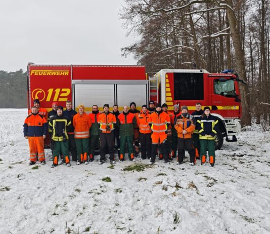 Motorsäge-Training macht Einsatzkräfte sicher: 14 Teilnehmende üben Theorie und Praxis Motorsäge-Training macht Einsatzkräfte sicher: 14 Teilnehmende und fünf Ausbildende übten Theorie, Praxis und Schutzmaßnahmen