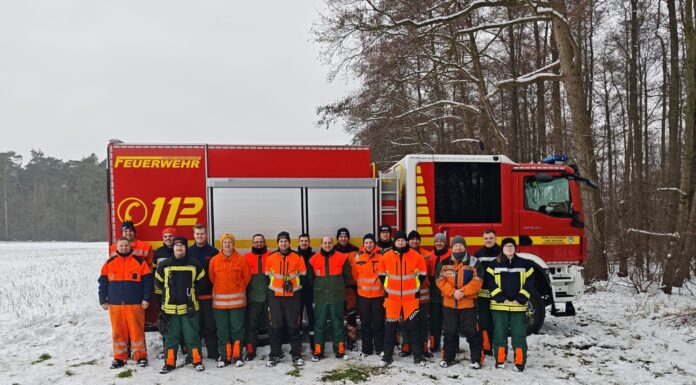 Motorsäge-Training macht Einsatzkräfte sicher: 14 Teilnehmende üben Theorie und Praxis Motorsäge-Training macht Einsatzkräfte sicher: 14 Teilnehmende und fünf Ausbildende übten Theorie, Praxis und Schutzmaßnahmen