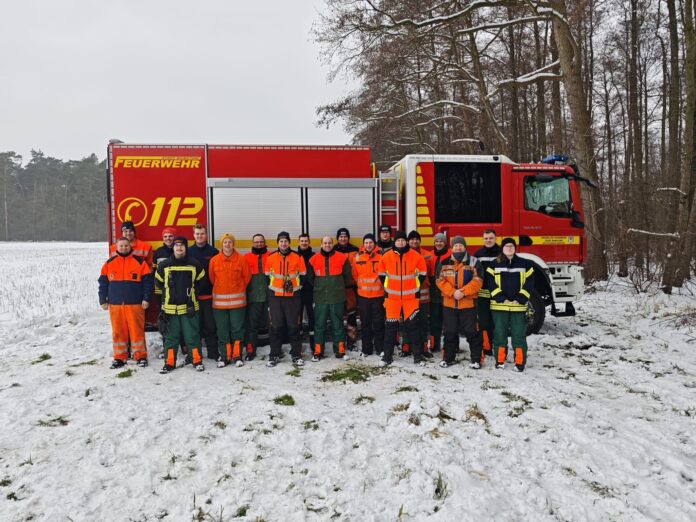 Motorsäge-Training macht Einsatzkräfte sicher: 14 Teilnehmende und fünf Ausbildende übten Theorie, Praxis und Schutzmaßnahmen