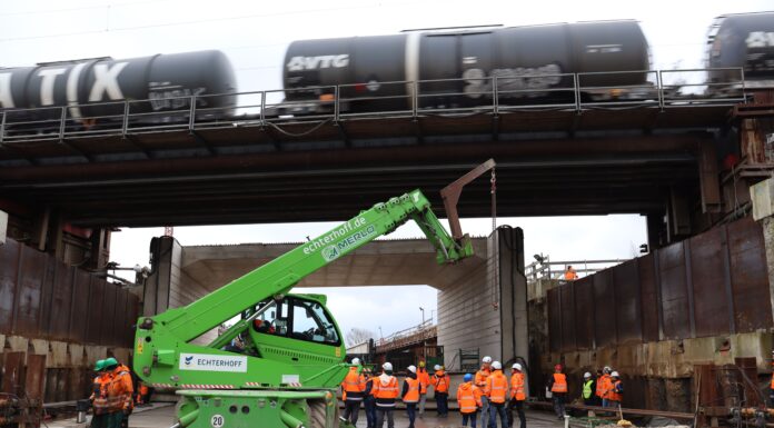 Meilenstein erreicht – Block 13 der Ortsumfahrung Wunstorf erfolgreich eingezogen Meilenstein erreicht: Block 13 der Ortsumfahrung Wunstorf wurde erfolgreich eingezogen. Fortschritte im Straßenbau in Niedersachsen