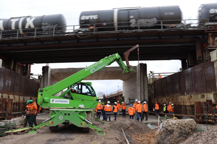 Meilenstein erreicht: Block 13 der Ortsumfahrung Wunstorf wurde erfolgreich eingezogen. Fortschritte im Straßenbau in Niedersachsen
