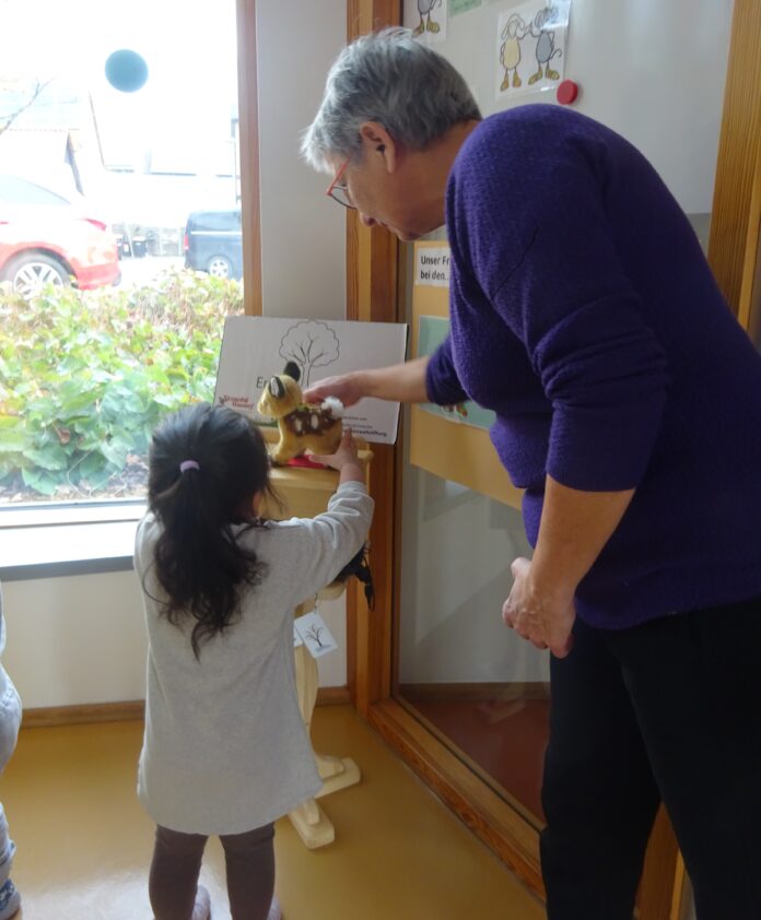 Der Erklärbaum begeistert Kinder und bringt Natur ins Spiel. Ein Mitmachprojekt des Heimatvereins Wunstorf sorgt für große Freude