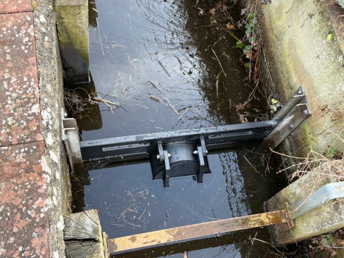 Die neue Fischklappe verhindert künftig Fischsterben und schützt die regionale Tierwelt vor Sauerstoffmangel im Graben