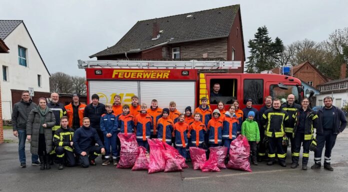 Jugendfeuerwehr räumt Müll weg: So sauber wurde es jetzt Jugendfeuerwehr räumt Müll weg: Im Ort wurden Wege und Grünflächen gesäubert. Ortsbürgermeister packte mit an