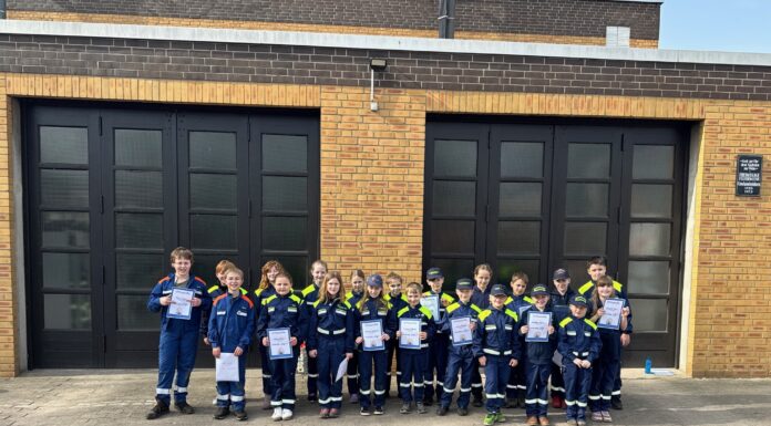 Kinderfeuerwehr legt „Brandfloh“ ab – 19 Kinder erfolgreich geprüft Kinderfeuerwehr legt „Brandfloh“ ab – 19 Kinder erfolgreich geprüft und mit Urkunden ausgezeichnet