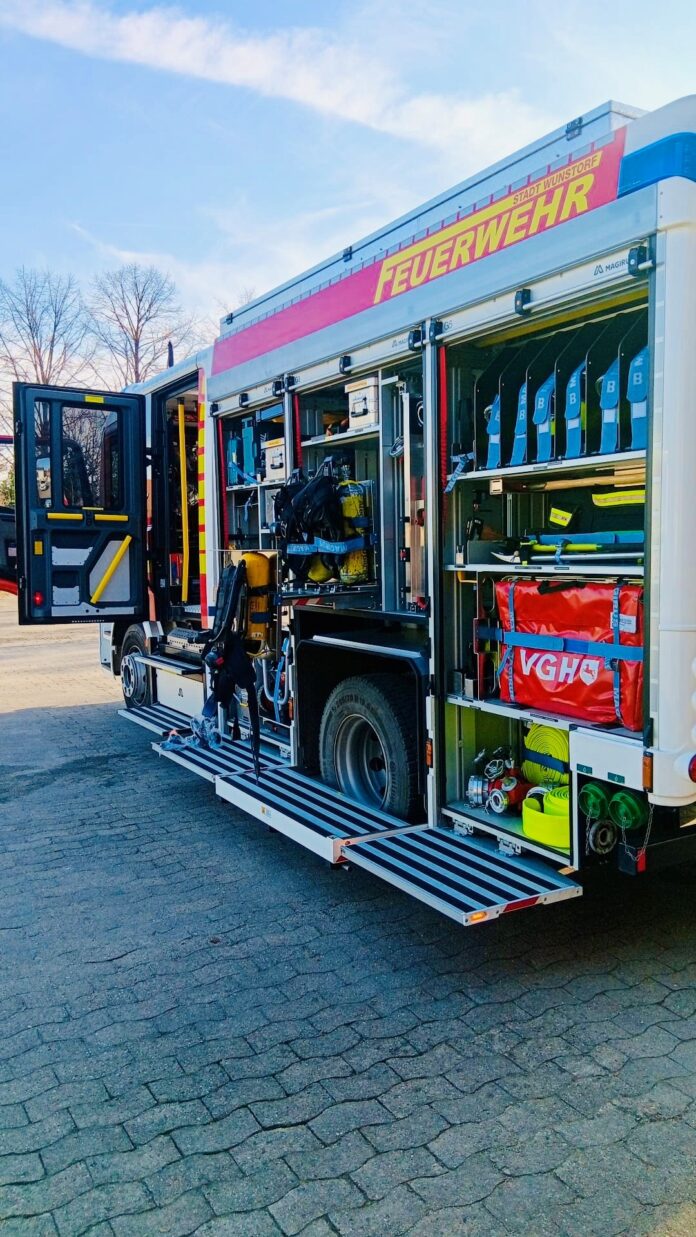 Rauchentwicklung in Industriehalle sorgt für Alarmstufe: Feuerwehr gibt Entwarnung nach erfolgreicher Erkundung