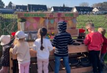 Frühlingsaktion in der Johanniter-Kita: Gemeinsam im Einsatz für eine neue Matschküche in der Kita Kirschbaum Frühlingsaktion in der Johanniter-Kita: Eltern, Kinder und Kita-Team gemeinsam im Einsatz für eine neue Matschküche in der Kita Kirschbaum