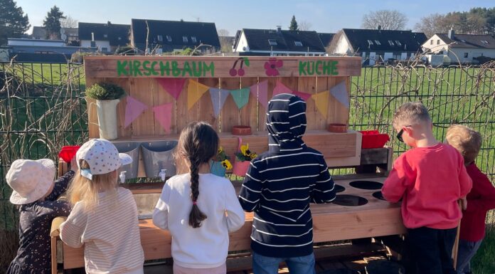 Frühlingsaktion in der Johanniter-Kita: Gemeinsam im Einsatz für eine neue Matschküche in der Kita Kirschbaum Frühlingsaktion in der Johanniter-Kita: Eltern, Kinder und Kita-Team gemeinsam im Einsatz für eine neue Matschküche in der Kita Kirschbaum