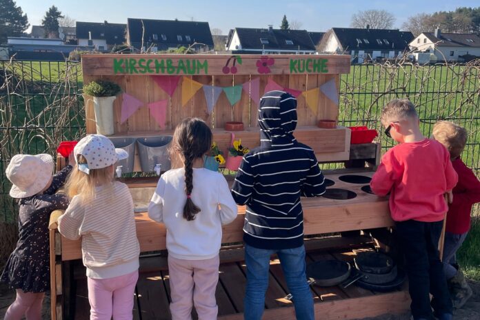 Frühlingsaktion in der Johanniter-Kita: Gemeinsam im Einsatz für eine neue Matschküche in der Kita Kirschbaum Frühlingsaktion in der Johanniter-Kita: Eltern, Kinder und Kita-Team gemeinsam im Einsatz für eine neue Matschküche in der Kita Kirschbaum