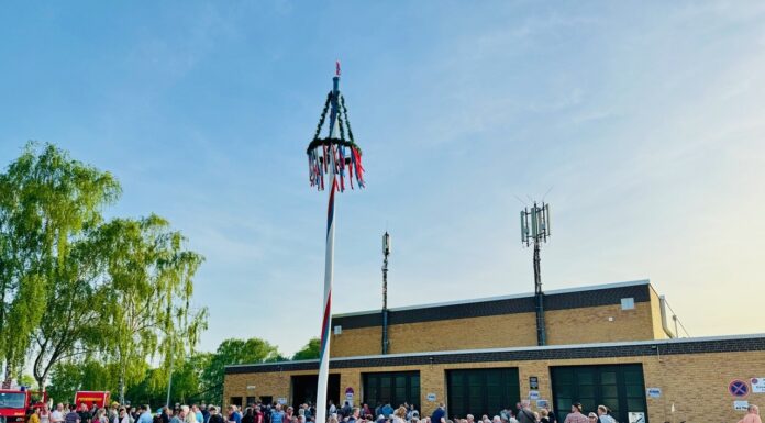 Das Maibaumaufstellen geht in die 12. Runde: Die Freiwillige Feuerwehr Großenheidorn lädt ein Das Maibaumaufstellen geht in die 12. Runde: Die Freiwillige Feuerwehr Großenheidorn lädt ein, am 30. April mit dabei zu sein