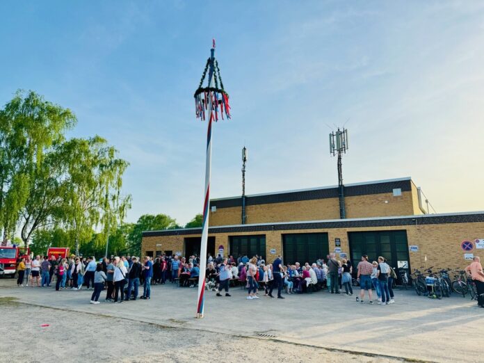 Das Maibaumaufstellen geht in die 12. Runde: Die Freiwillige Feuerwehr Großenheidorn lädt ein, am 30. April mit dabei zu sein