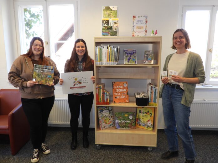 Themenregal Artenvielfalt in der Stadtbibliothek Wunstorf; Personen (von links): Jaqueline Schmidt (Stadtbibliothek Wunstorf), Saskia Behnsen (Fachdienst Stadtgrün, Stadt Wunstorf), Svenja Puls (Klimaschutzmanagerin, Stadt Wunstorf) Artenvielfalt in Wunstorfer Gärten: Stadt startet Pflanzwettbewerb, zeigt eigene Projekte und erklärt Teilnahme