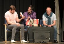 Zwischen Wahn und Sinn: Nach gelungener Premiere spielt VHS-Theatergruppe am Wochenende in Wunstorf VHS-Theatergruppe spielt in Wunstorf: „zwischen Wahn und Sinn“ läuft am Wochenende in der Otto-Hahn-Schule – Termine und Uhrzeiten