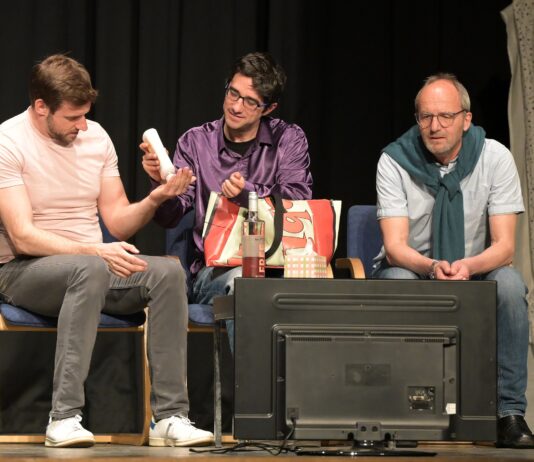 Zwischen Wahn und Sinn: Nach gelungener Premiere spielt VHS-Theatergruppe am Wochenende in Wunstorf VHS-Theatergruppe spielt in Wunstorf: „zwischen Wahn und Sinn“ läuft am Wochenende in der Otto-Hahn-Schule – Termine und Uhrzeiten