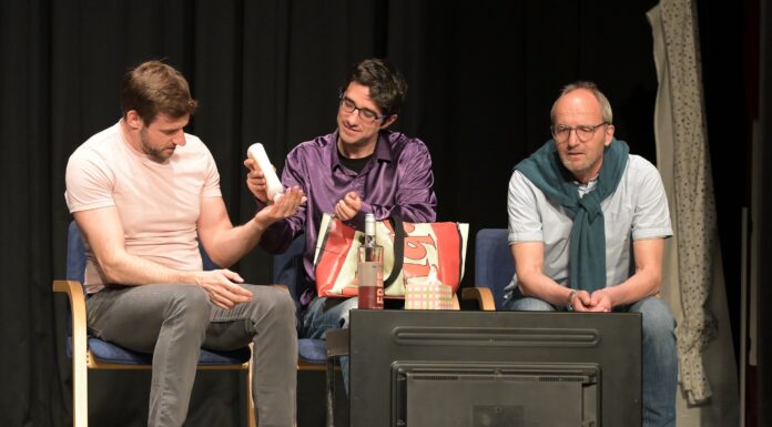 Zwischen Wahn und Sinn: Nach gelungener Premiere spielt VHS-Theatergruppe am Wochenende in Wunstorf VHS-Theatergruppe spielt in Wunstorf: „zwischen Wahn und Sinn“ läuft am Wochenende in der Otto-Hahn-Schule – Termine und Uhrzeiten