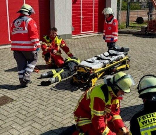 Übung der Regionsfeuerwehrbereitschaft mit 150 Kräften: Ernstfall Waldbrand nach Verlegung geprobt Übung Regionsfeuerwehrbereitschaft mit 150 Kräften: Verlegung, Vegetationsbrand, Drohne, Unfall und anspruchsvolle Wasserversorgung