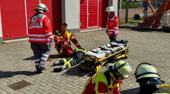 Übung der Regionsfeuerwehrbereitschaft mit 150 Kräften: Ernstfall Waldbrand nach Verlegung geprobt Übung Regionsfeuerwehrbereitschaft mit 150 Kräften: Verlegung, Vegetationsbrand, Drohne, Unfall und anspruchsvolle Wasserversorgung
