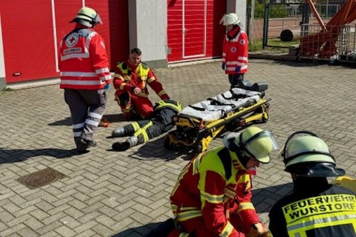 Übung Regionsfeuerwehrbereitschaft mit 150 Kräften: Verlegung, Vegetationsbrand, Drohne, Unfall und anspruchsvolle Wasserversorgung