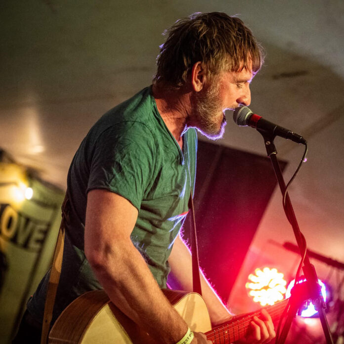 Nick Parker gratis im Filou: Der Brite bringt Folk, Rock und Country mit Humor nach Steinhude. Eintritt frei, Spenden erbeten