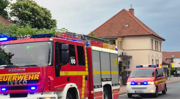 Feuerwehrübung in Luthe: Brand im Wohnkomplex der Lebenshilfe geübt Feuerwehrübung in Luthe: Brandszenario im Dachgeschoss eines Wohnkomplexes an der Hauptstraße. Zwei Vermisste wurden unter Atemschutz gerettet