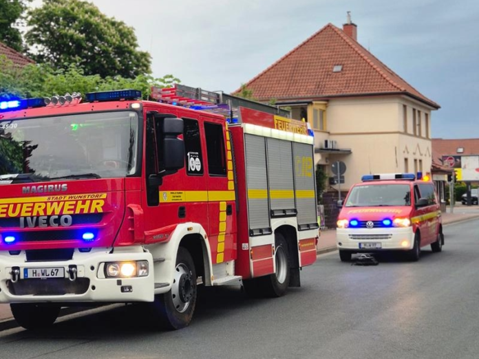 Feuerwehrübung in Luthe: Brandszenario im Dachgeschoss eines Wohnkomplexes an der Hauptstraße. Zwei Vermisste wurden unter Atemschutz gerettet