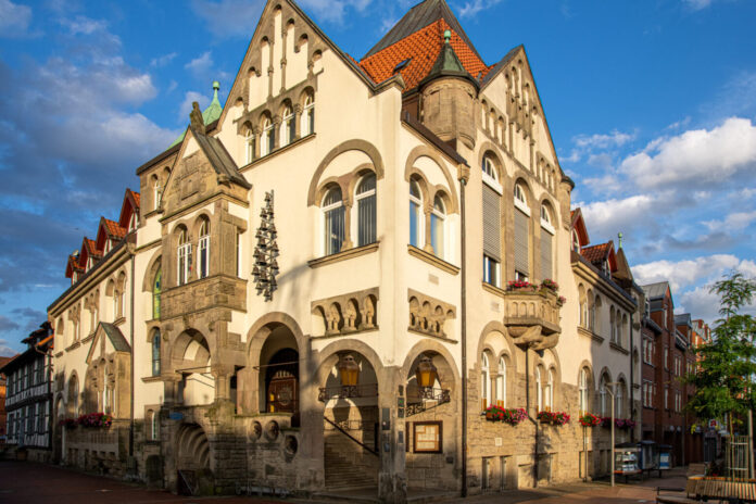 Stadtführungen Wunstorf bieten im Mai Touren zu Industriegeschichte, Auen und Kulinarik. Hier im Überblick