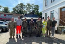 CIMIC-Rollenspiel in Wunstorf stärkt Zusammenarbeit zwischen militärischen Kräften und zivilen Organisationen Das CIMIC-Rollenspiel in Wunstorf stärkt bei QUADRIGA 2026 den Austausch zwischen Johannitern, Bundeswehr und zivilen Partnern