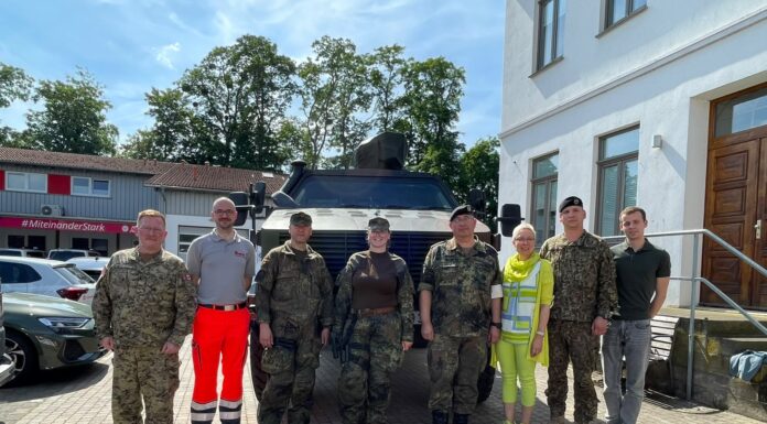 CIMIC-Rollenspiel in Wunstorf stärkt Zusammenarbeit zwischen militärischen Kräften und zivilen Organisationen Das CIMIC-Rollenspiel in Wunstorf stärkt bei QUADRIGA 2026 den Austausch zwischen Johannitern, Bundeswehr und zivilen Partnern