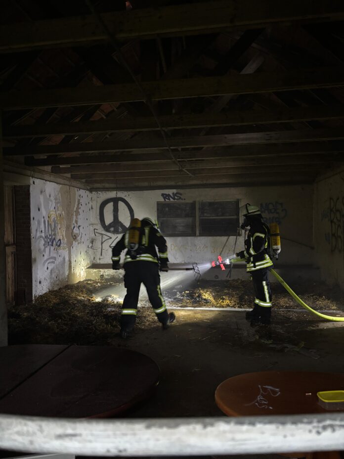 Rauchentwicklung an Scheune in Bokeloh schnell gelöscht Rauchentwicklung an Scheune in Bokeloh: Feuerwehr entdeckt Glutnester in Strohresten und löscht den Brand am Sportplatz rasch