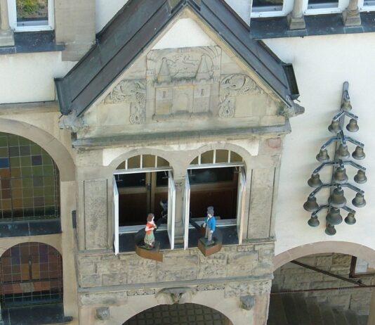 Stadtführungen im Juli in Wunstorf starten an der Rathaustreppe In Wunstorf starten am 4., 10. und 19. Juli Stadtführungen an der Rathaustreppe mit Stadtführern Kretschmann, Wöltje und Wildhage