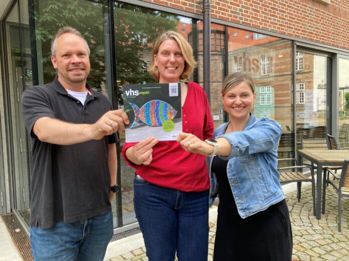 Ralf Tilleke, Claudia Möller und Ina Tatje von der vhs Hannover Land zeigen das neue vhs-Programm. Foto: vhs Hannover Land Gemeinsam lernen in Wunstorf: Die vhs Hannover Land stellt ihr neues Programm für das zweite Semester 2026 mit vielen Kursen vor
