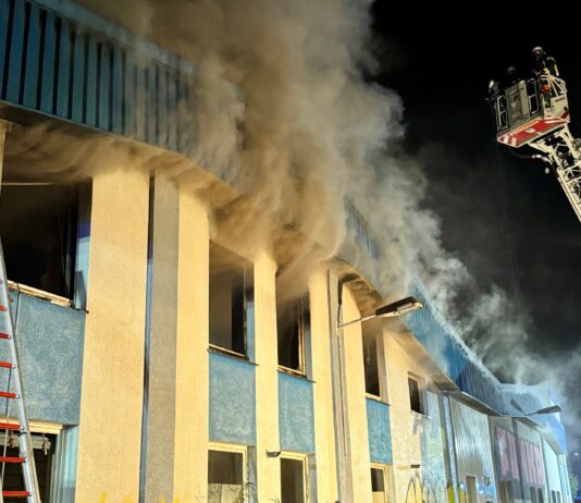 Großbrand auf ehemaligem Vion-Gelände in Wunstorf Großbrand auf Vion-Gelände in Wunstorf: Seit der Nacht brennt am Luther Weg eine Lagerhalle. 280 Feuerwehrleute sind im Einsatz