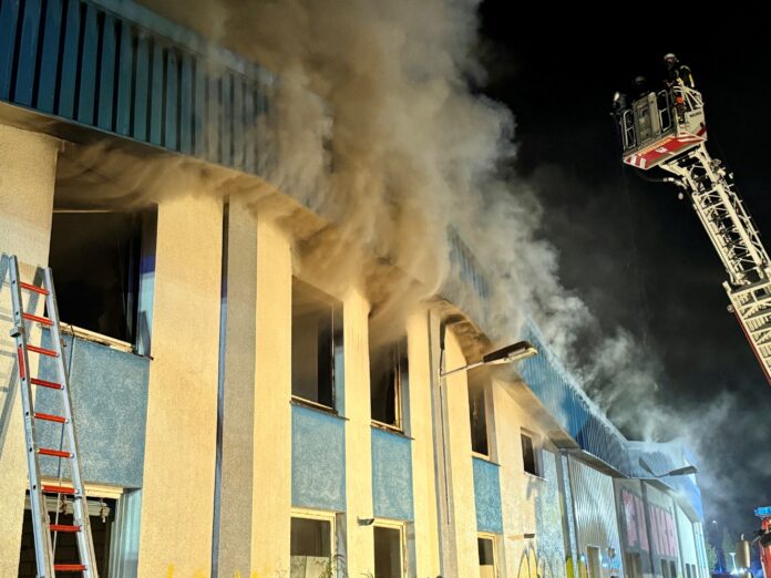 Großbrand auf ehemaligem Vion-Gelände in Wunstorf Großbrand auf Vion-Gelände in Wunstorf: Seit der Nacht brennt am Luther Weg eine Lagerhalle. 280 Feuerwehrleute sind im Einsatz