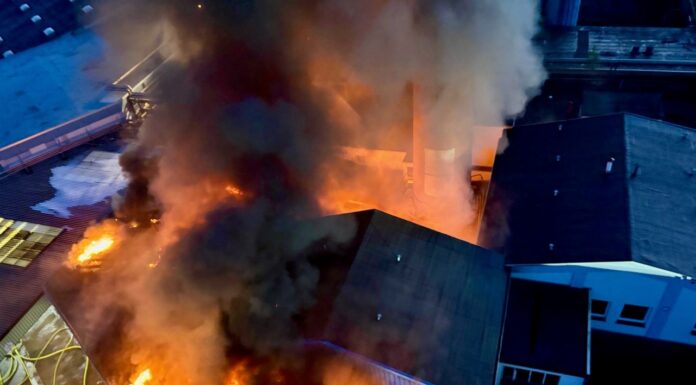 Großbrand auf ehemaligem Vion-Gelände in Wunstorf Großbrand auf Vion-Gelände in Wunstorf: Rund 300 Einsatzkräfte kämpften fast 19 Stunden gegen das Feuer auf dem früheren Areal