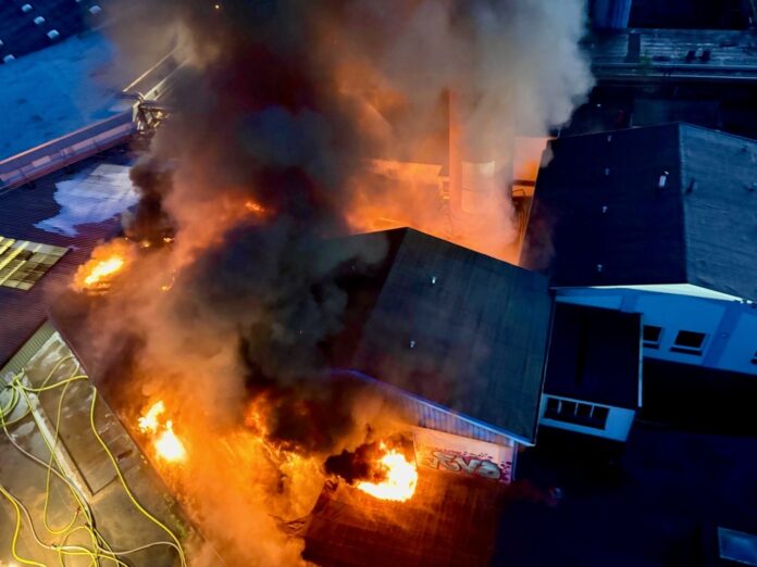 Großbrand auf ehemaligem Vion-Gelände in Wunstorf Großbrand auf Vion-Gelände in Wunstorf: Rund 300 Einsatzkräfte kämpften fast 19 Stunden gegen das Feuer auf dem früheren Areal