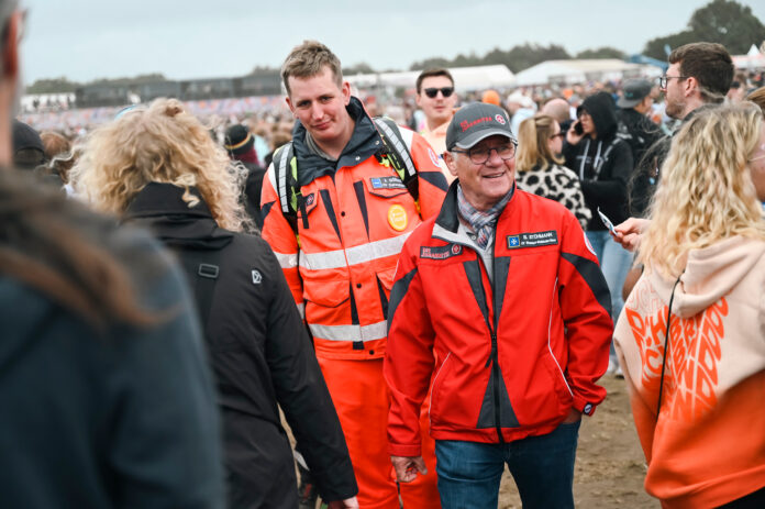 Maik Aumann, Bernd Stühmann und Dr. Robin Schwerdtfeger beim Einsatz der Wunstorfer Johanniter am Deichbrand-Festival in Nordholz Nach fünf Tagen am Deichbrand-Festival ziehen Wunstorfer Johanniter Bilanz: 3.200 Patienten versorgt, 107 ins Krankenhaus gebracht