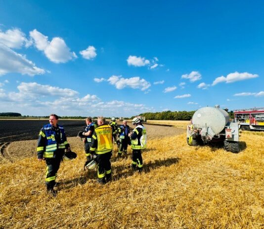 Flächenbrand zwischen Kolenfeld und Wunstorf an der L 392 gestoppt Am Samstagnachmittag stoppte die Stadtfeuerwehr Wunstorf an der L 392 zwischen Kolenfeld und Wunstorf einen Flächenbrand, Landwirte unterstützen