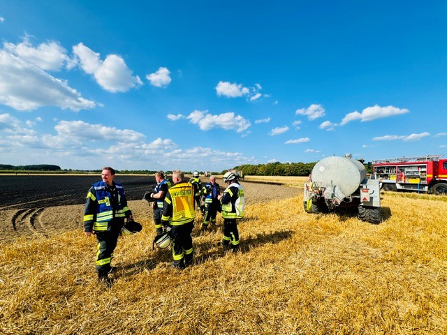Flächenbrand zwischen Kolenfeld und Wunstorf an der L 392 gestoppt Am Samstagnachmittag stoppte die Stadtfeuerwehr Wunstorf an der L 392 zwischen Kolenfeld und Wunstorf einen Flächenbrand, Landwirte unterstützen
