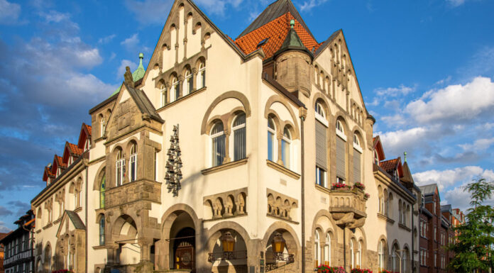 Wunstorf: Stadtführungen im August mit fünf Terminen In Wunstorf starten im August Stadtführungen mit Heino Schwarzenburg, Irmina Osburg und weiteren am Bahnhof, an der Rathaustreppe und Stiftskirche