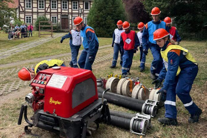 Die Jugendfeuerwehr startet in ihre Wettkampfübung 500 Besucher erlebten am Samstag in Kolenfeld den Jubiläums-Tag der Feuerwehr mit Vorführungen, Fahrzeugen und Musik