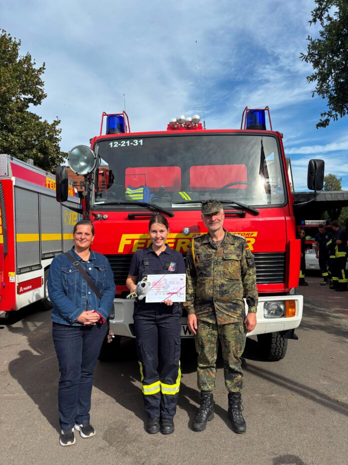 Kolenfeld: Kinderfeuerwehr startet mit Spende In Kolenfeld startete am 25.08.2026 die Löschbande mit 42 Kindern. Helfende Raben e.V. spendeten 400 Euro für die Nachwuchsarbeit