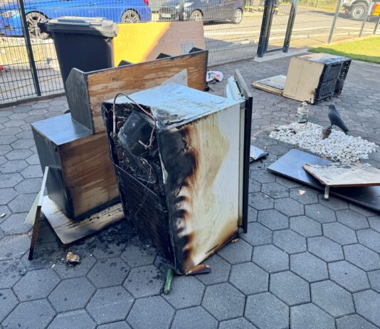 Feuerwehr löscht Küchenbrand in Luthe – Flammen schlagen aus Kühlgeräten Bei einem Küchenbrand in Luthe am 6. September 2026 rückten rund 40 Kräfte aus. Flammen schlugen aus Kühlgeräten, die Polizei ermittelt