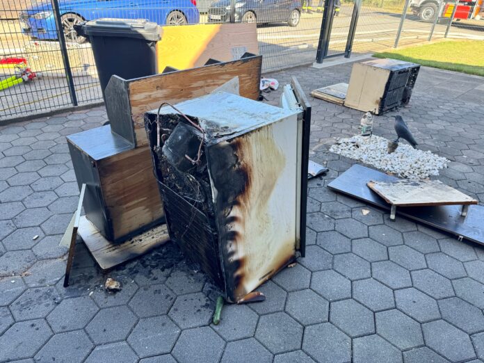 Bei einem Küchenbrand in Luthe am 6. September 2026 rückten rund 40 Kräfte aus. Flammen schlugen aus Kühlgeräten, die Polizei ermittelt